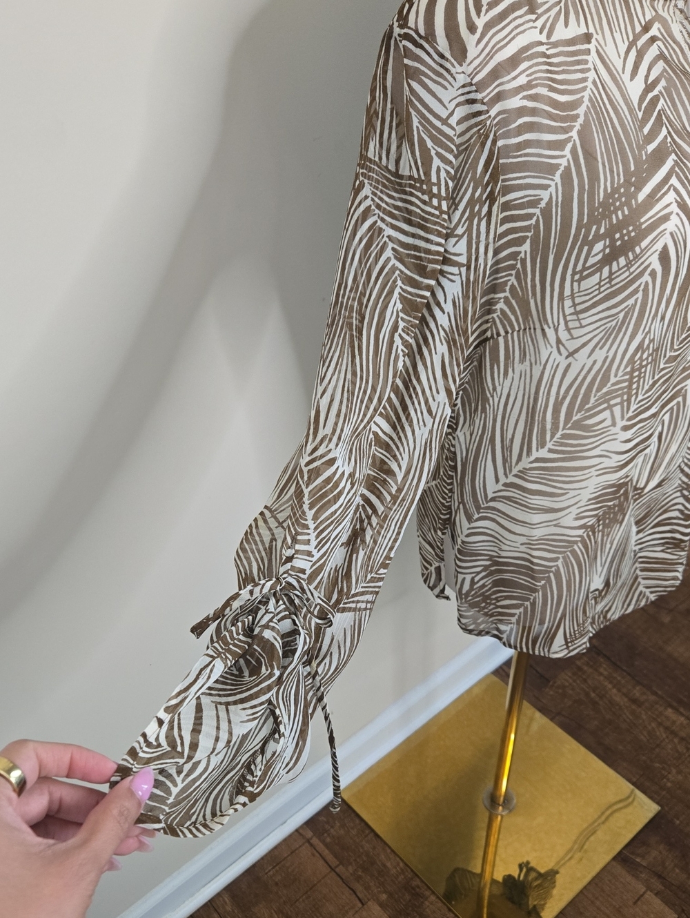 BCBG Max Azria Silk Blouse Taupe Leaf Print Boho Resort Luxe Size 6 Tropical - Picture 4 of 11